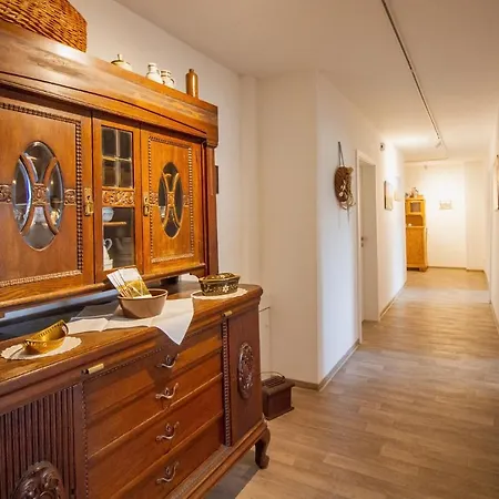 Oma Husen Apartment